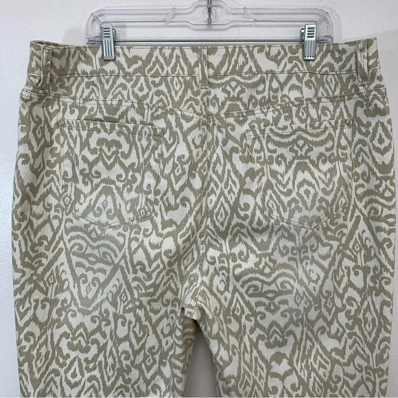 Chicos 3 Pants Crop XL/16 White Tan Print Pockets Front Zip Stretch Casual Work - Picture 5 of 11